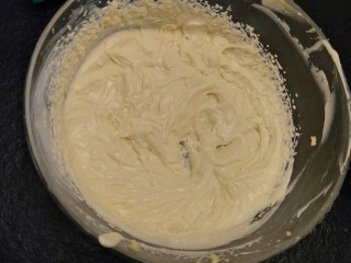 细腻顺滑的法式淡奶油蛋糕卷,打发到这种状态。