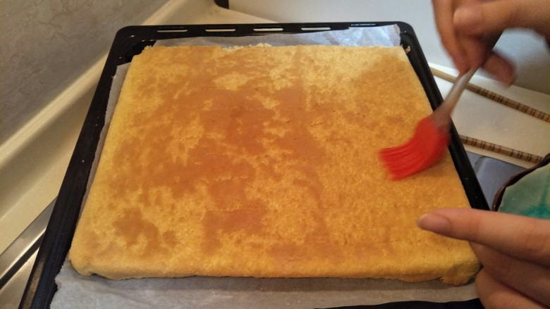 细腻顺滑的法式淡奶油蛋糕卷,在烤好的蛋糕片上刷一层糖水做湿润。