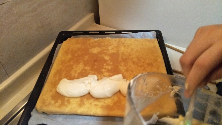 细腻顺滑的法式淡奶油蛋糕卷,附上刚刚打好的法式奶油霜。