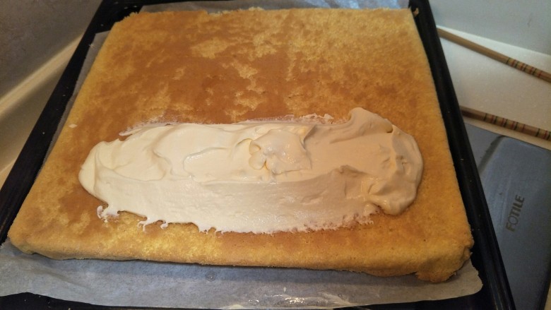 细腻顺滑的法式淡奶油蛋糕卷,依照自己的喜好卷入淡奶油。