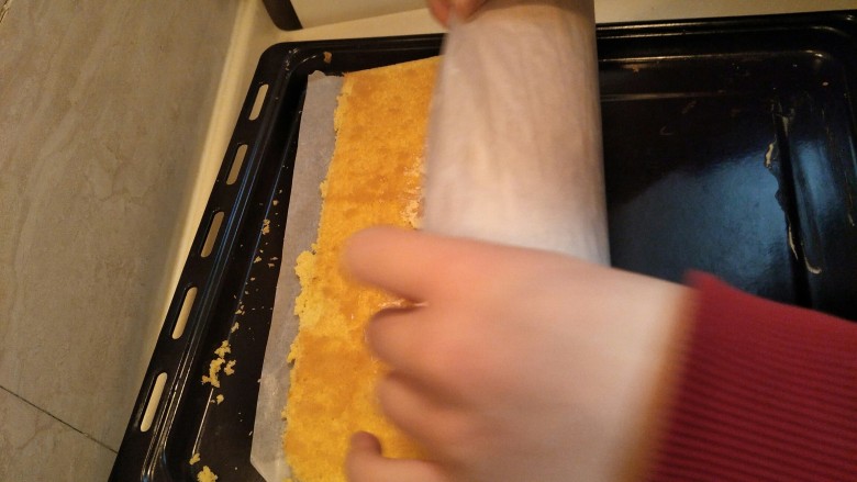 细腻顺滑的法式淡奶油蛋糕卷,卷起