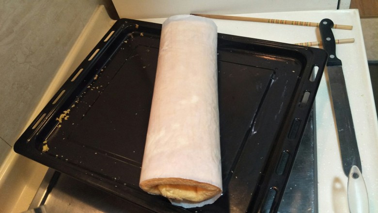 细腻顺滑的法式淡奶油蛋糕卷,卷好蛋糕放入冰箱冷藏三小时以上定型。