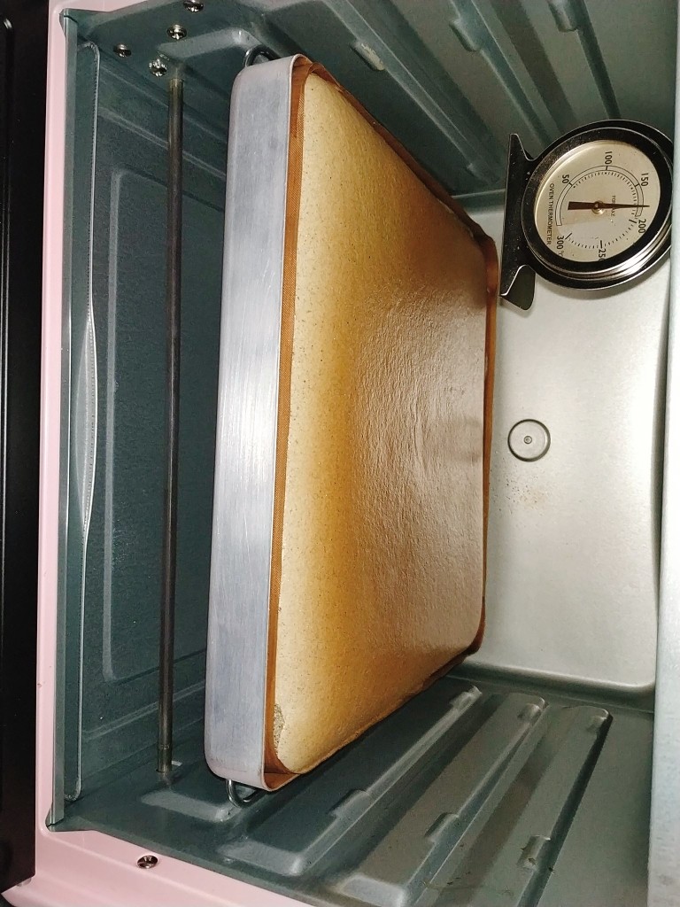 黑芝麻蛋糕卷,再上下火转170度烘烤10分钟；