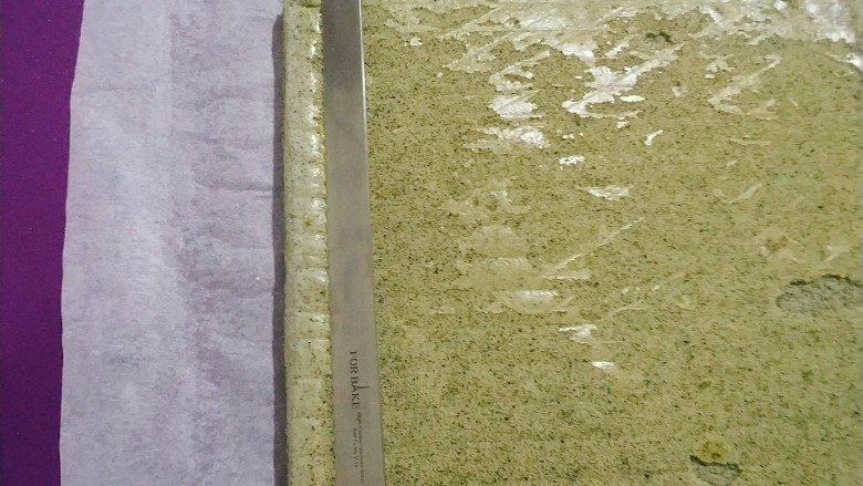 黑芝麻蛋糕卷,把前后两边用锯齿刀45度角切掉边缘；