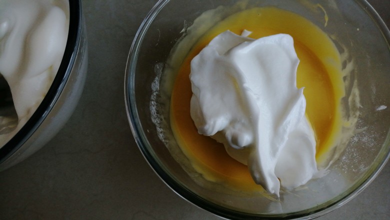 古早味蛋糕,取1/3打发好的蛋白霜到蛋黄糊里，从底部向上翻拌，并切拌均匀