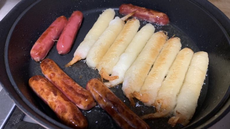 面线虾烤肠彩蔬便当盒,橄榄油煎熟烤肉肠和面线虾，煎至表面焦黄即可。