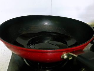 蚝油杏鲍菇，春节家宴必备,锅中加油。