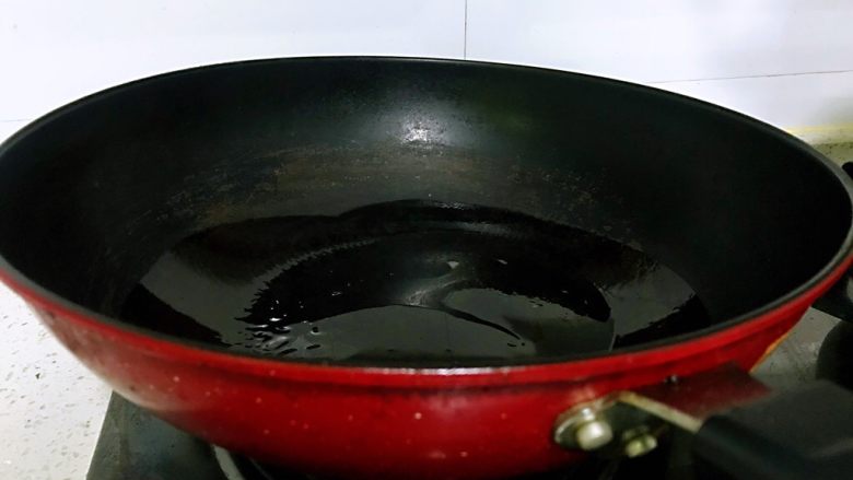 蚝油杏鲍菇，春节家宴必备,锅中加油。