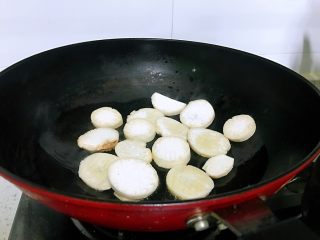 蚝油杏鲍菇，春节家宴必备,油温8成热，放入杏鲍菇煎至两面软。