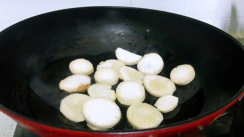 蚝油杏鲍菇，春节家宴必备,油温8成热，放入杏鲍菇煎至两面软。
