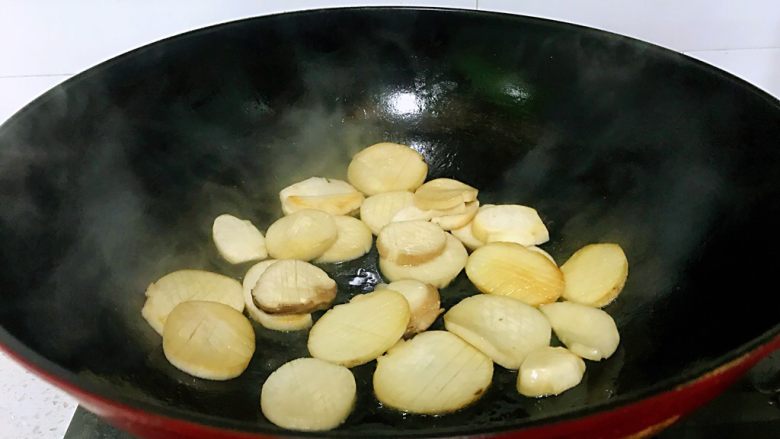 蚝油杏鲍菇，春节家宴必备,这个过程很奇妙的，杏鲍菇由硬白变得软透。