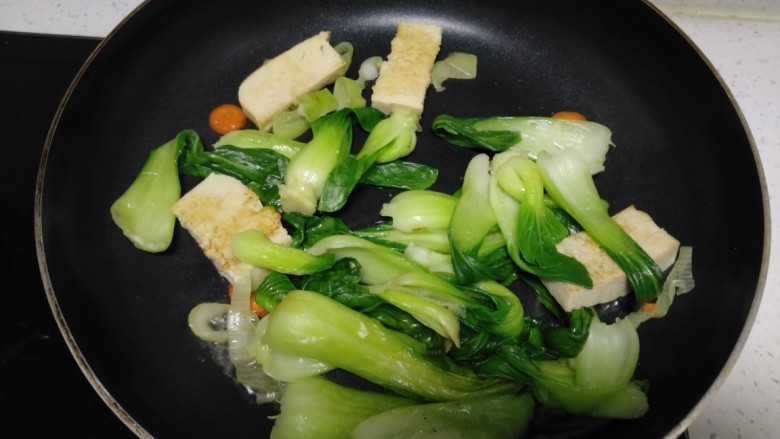 冻豆腐炒上海青,炒至青菜变软。