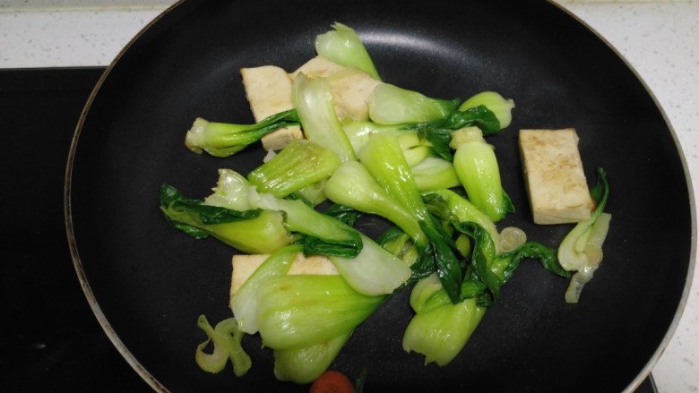 冻豆腐炒上海青,搅拌均匀。