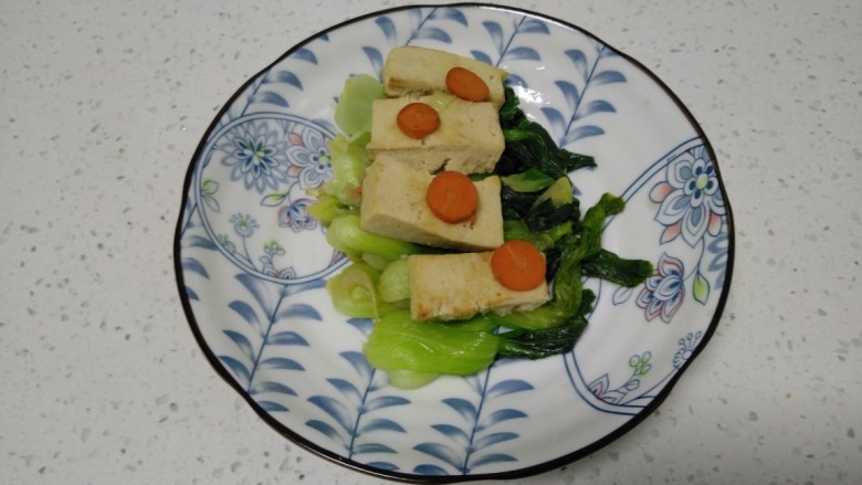 冻豆腐炒上海青,盛入盘中。