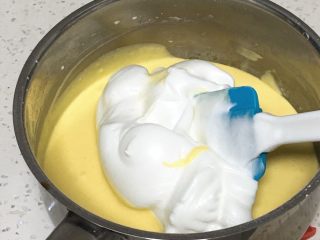 奶油戚风蛋糕,取三分之一的蛋黄进蛋白中。