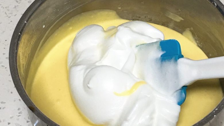 奶油戚风蛋糕,取三分之一的蛋黄进蛋白中。