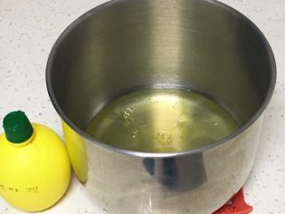 奶油戚风蛋糕,鸡蛋分离出蛋白和蛋黄。