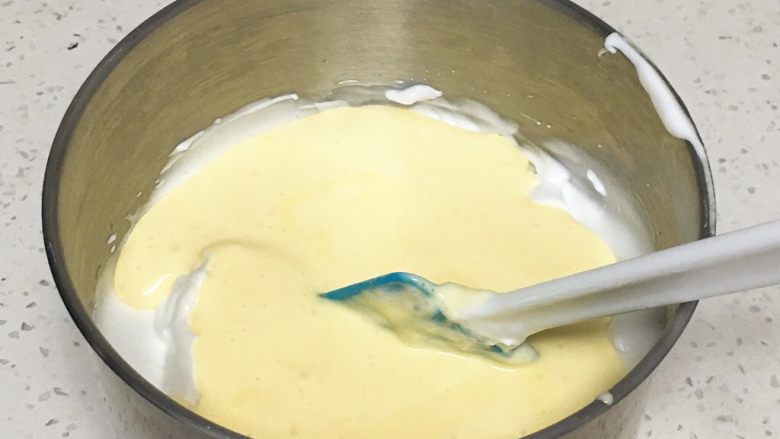 奶油戚风蛋糕,蛋糕糊倒回蛋白中。
