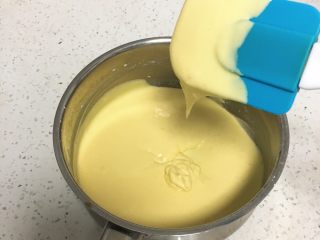 奶油戚风蛋糕,先用打蛋器搅拌后用刮刀拌匀。
