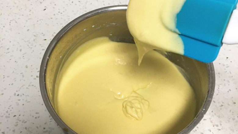 奶油戚风蛋糕,先用打蛋器搅拌后用刮刀拌匀。