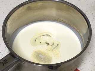 奶油戚风蛋糕,淡奶油中加入盐和细砂糖10克，用打蛋器低速搅拌均匀。