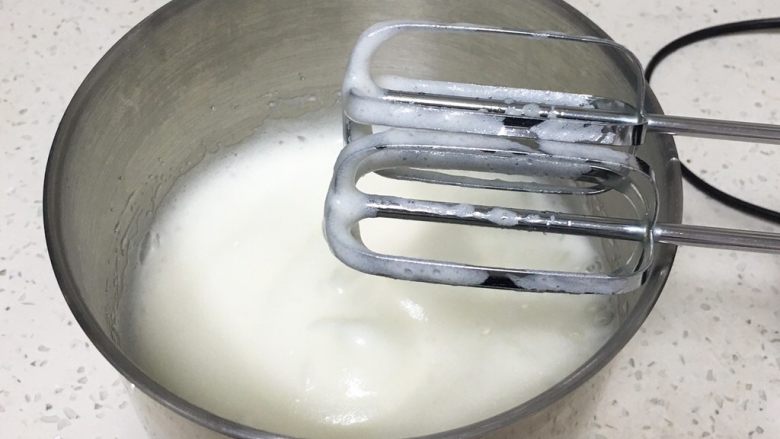 奶油戚风蛋糕,用打蛋器搅打50圈，蛋白出现下垂的弯钩，加入15克细砂糖。