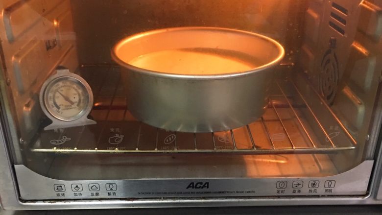 奶油戚风蛋糕,烤箱预热至150度，模具送入烤箱，烤制40分钟。