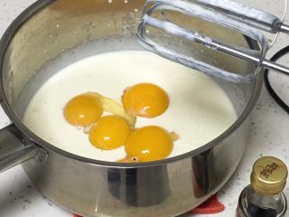 奶油戚风蛋糕,加入蛋黄和香草精，也用打蛋器低速搅拌均匀。