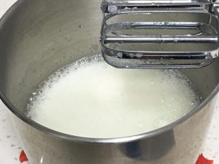 奶油戚风蛋糕,用打蛋器高速搅打30圈，蛋白出现鱼眼泡后加入30克细砂糖。