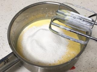 奶油戚风蛋糕,过筛低筋粉。