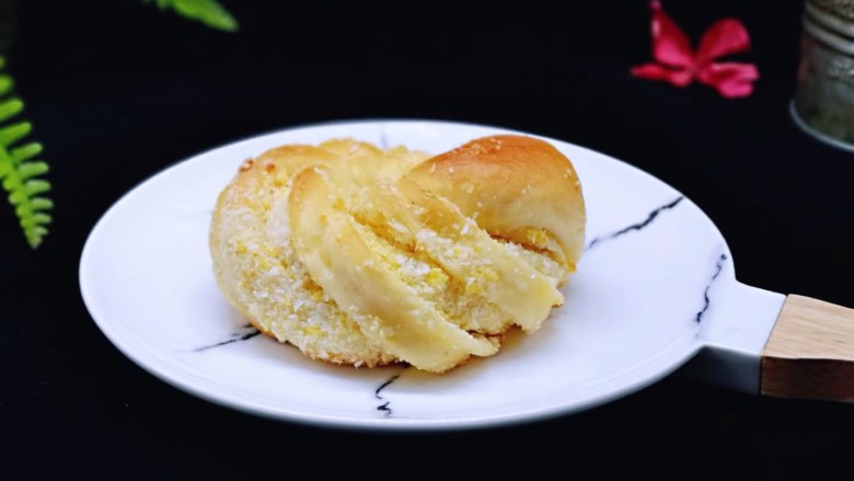 火龙果椰蓉面包,香甜可口的火龙果椰蓉面包。
