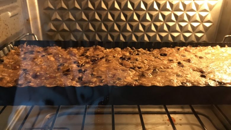 巧克力燕麦棒,放入预热好的烤箱150度25分钟。