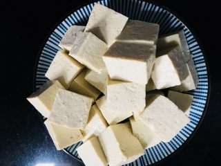 肉末豆腐,豆腐切成小方块，我用的是老豆腐。也可以用嫩豆腐，用嫩豆腐的话最好把豆腐放在锅里再放少许盐焯一下水捞出，再做豆腐不易碎。
