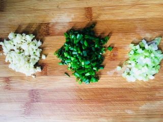 肉末豆腐,葱洗净切成葱花，葱白和葱叶分开。蒜瓣切末备用