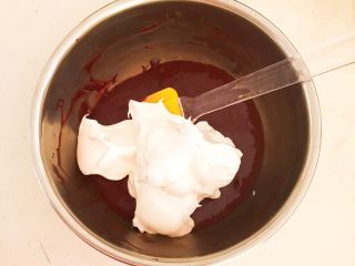 红丝绒戚风蛋糕,取1/3蛋白糊放入面糊里，翻拌手法调匀