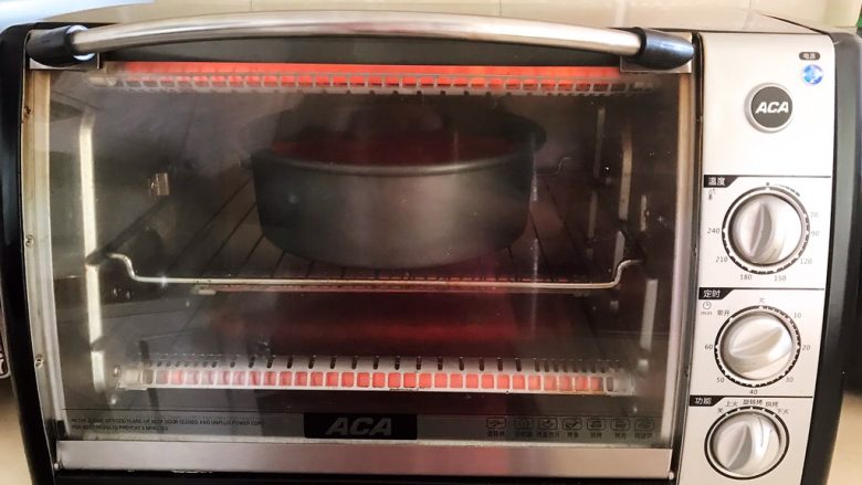 红丝绒戚风蛋糕,把蛋糕模具放入预热好的烤箱里，上下火150W，烤50分钟