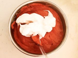 红丝绒戚风蛋糕,加入剩下的蛋白糊