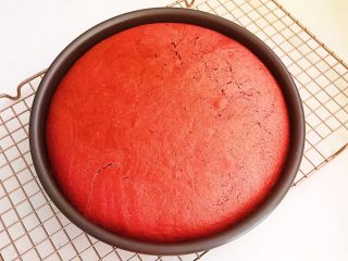 红丝绒戚风蛋糕,蛋糕烤熟出炉了~
