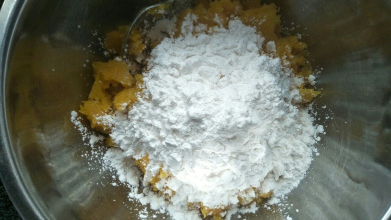 红豆芋圆,放入木薯粉。由于南瓜出水性不同粉的用量按实际情况增减。