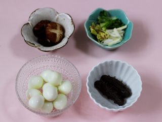 过年必备的海鲜什锦全家福,葱姜和香菜切丝，香菇去掉根部后洗净，鹌鹑蛋去皮备用。