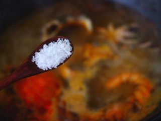 过年必备的海鲜什锦全家福,大火煮沸后，加入白糖调味中和一下。