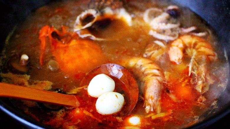 过年必备的海鲜什锦全家福,大火继续炖煮5分钟左右的时候，加入去皮的鹌鹑蛋后继续用小火炖煮。
