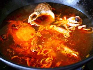过年必备的海鲜什锦全家福,再把海螺和梭子蟹，桃花蛸和对虾放入锅中。