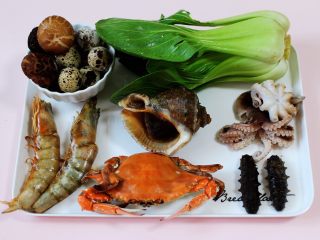 过年必备的海鲜什锦全家福,首先备齐所有的食材，梭子蟹和海螺我都是提前洗净煮熟的，这样做出来的汤汁干净又美味。