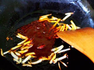 过年必备的海鲜什锦全家福,加入家乐水煮肉片酱，小火进行翻炒片刻。