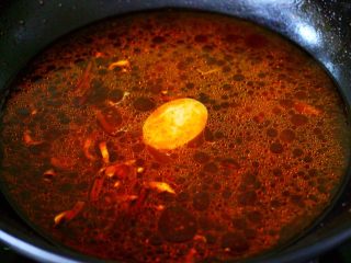 过年必备的海鲜什锦全家福,锅中倒入适量清水后，加入两块浓汤宝。