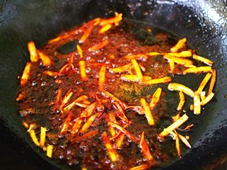 过年必备的海鲜什锦全家福,翻炒至肉片酱炒至红油出来的时候。