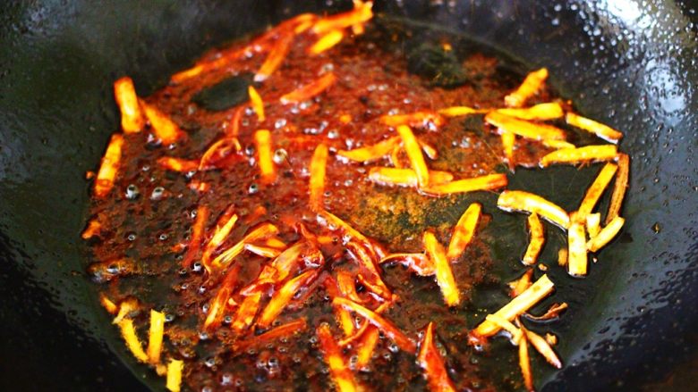 过年必备的海鲜什锦全家福,翻炒至肉片酱炒至红油出来的时候。