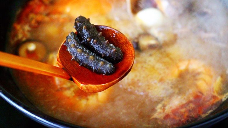 过年必备的海鲜什锦全家福,看见锅里的汤汁变得越来越少的时候，加入海参。