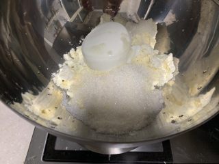 冻芝士奶酪蛋糕,奶酪、糖、酸奶、柠檬醋等混合一起放入打蛋盆里，隔水融化搅拌均匀。